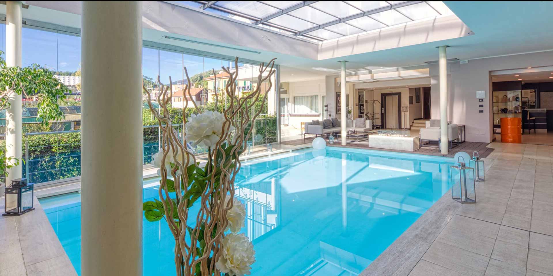 poggio hotel arenzano, la splendida piscina interna